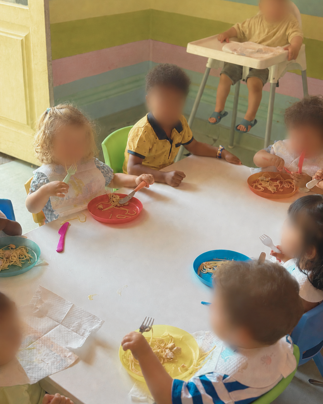 Meninos na hora da refeição nos Fofinhos