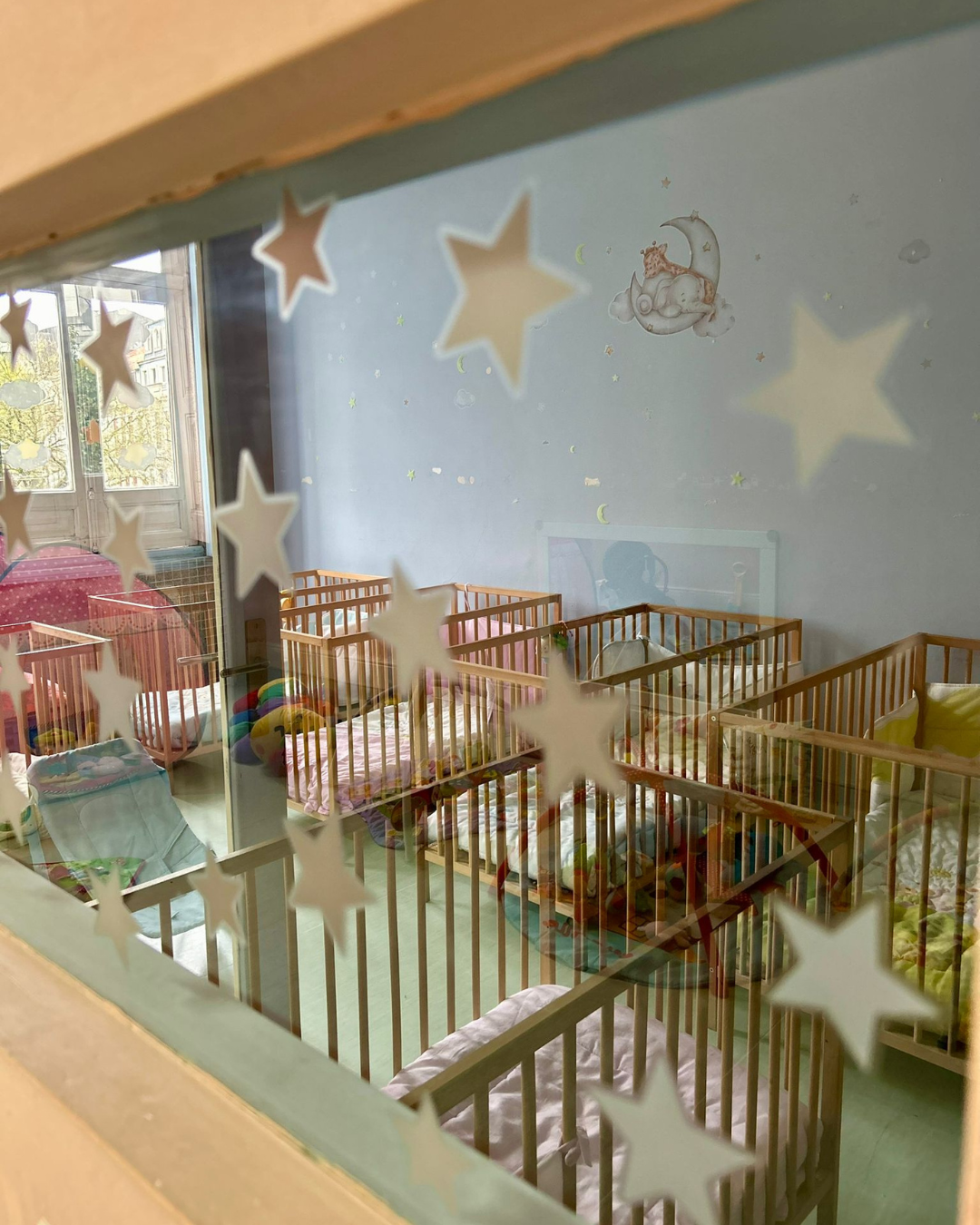 Berçário dos Fofinhos com berços e decoração de estrelas